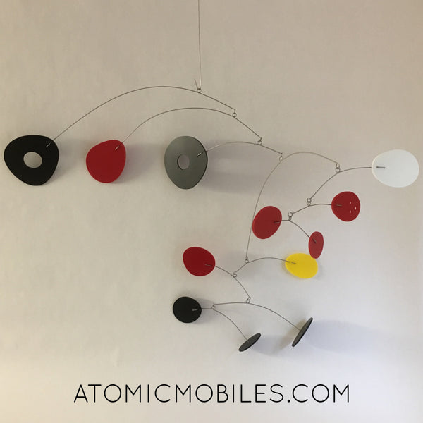 Móvil de arte colgante moderno ModCast negro, rojo, blanco y amarillo inspirado en Calder de AtomicMobiles.com