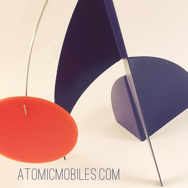 Colores maravillosos de la década de 1970 - The Moderne Stabile de AtomicMobiles.com - arte moderno personalizado hecho a mano