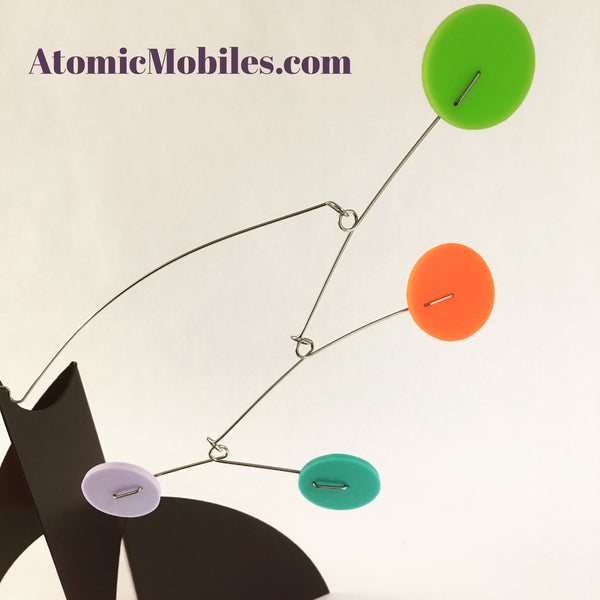Mobile de bureau violet (stabile) fabriqué à la main pour un client en Arizona par AtomicMobiles.com
