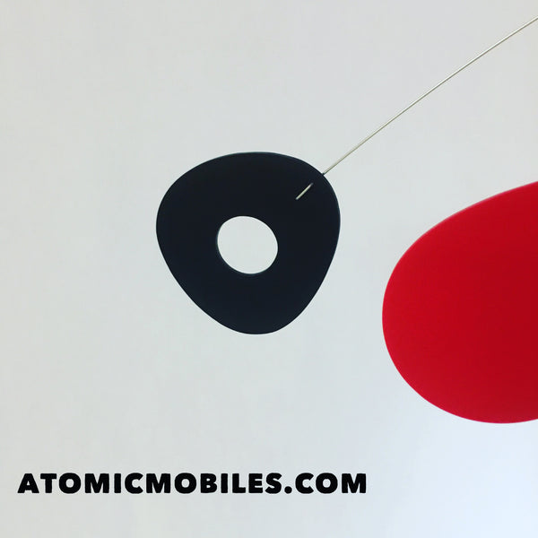 Gros plan d'un mobile suspendu personnalisé noir et rouge pour un client en France par AtomicMobiles.com