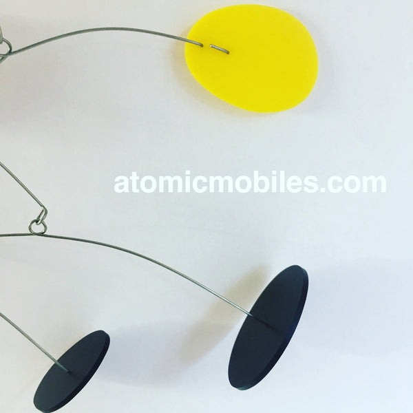 Gros plan de ModCast en noir et jaune pour client français par AtomicMobiles.com