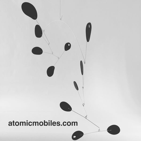 Móvil de arte colgante movilizado negro hecho a mano por AtomicMobiles.com