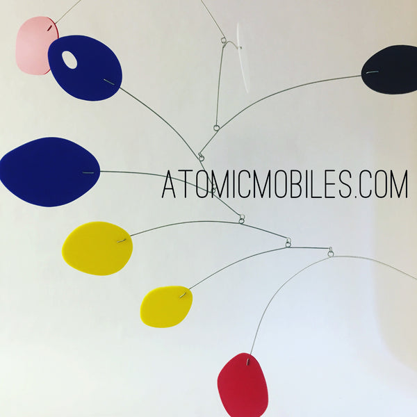 Móvil artístico colgante azul, amarillo y rojo en tamaño grande para cliente en Carolina del Norte por AtomicMobiles.com