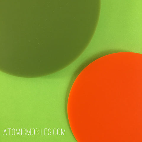 MOD Mobile en olive et orange - art moderne suspendu - par AtomicMobiles