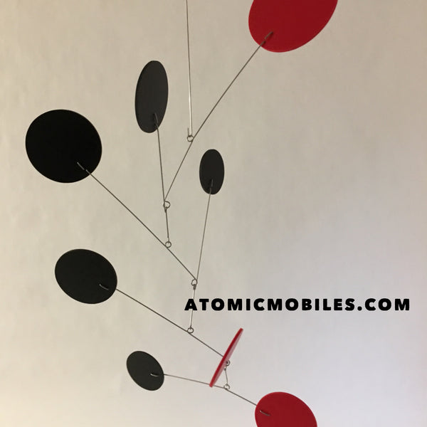 Móvil de arte colgante moderno, exuberante, negro y rojo, personalizado, hecho a mano para el cliente en Carolina del Norte por AtomicMobiles.com
