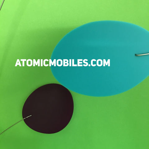 Gros plan du mobile d'art suspendu ModCast par AtomicMobiles.com - art moderne fait main sur mesure