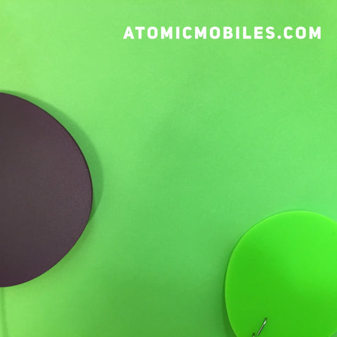 Piezas ModCast Mobile en morado y verde lima de AtomicMobiles.com