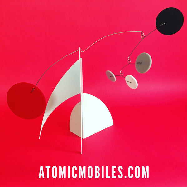 Dramatique blanc rouge noir et gris Le MODERNE stable - mobile de table par AtomicMobiles.com