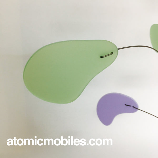 Gros plan de parties vertes et lavande d'un mobile fait main personnalisé créé par AtomicMobiles.com Commandez le vôtre maintenant !