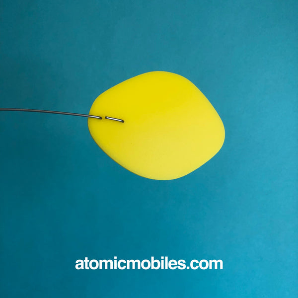 Le gros plan MCM de forme jaune - Mid Century Modern Art Mobile par AtomicMobiles.com