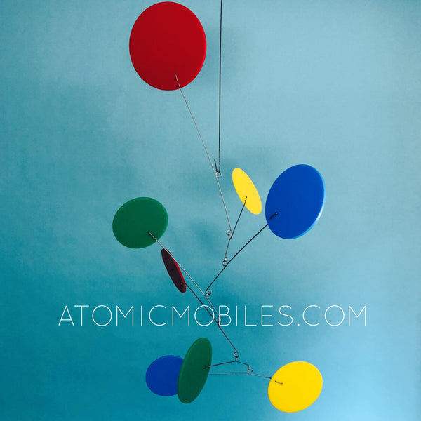 Exuberante móvil de arte moderno de mediados de siglo en rojo, azul, amarillo y verde de AtomicMobiles.com