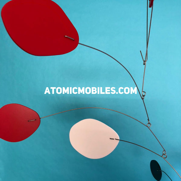 El MCM en rojo, blanco y negro - Mid Century Modern Art Mobile de AtomicMobiles.com