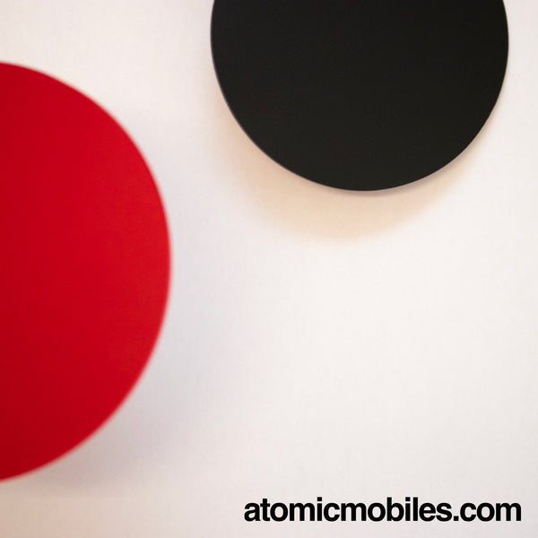 Gros plan des parties rouges et noires de MOD Mobile par AtomicMobiles.com - mobile d'art suspendu de style rétro