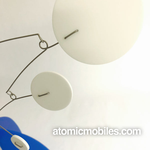 Primer plano de un hermoso móvil mod de mesa azul y blanco - The Moderne Stabile - de AtomicMobiles.com