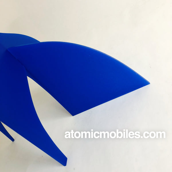 Magnifique mobile de table mod bleu et blanc - The Moderne Stabile - par AtomicMobiles.com