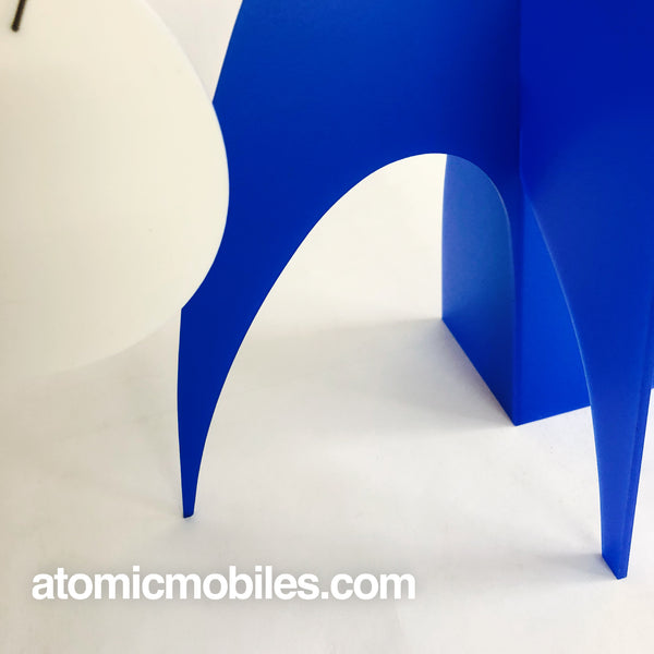 Primer plano de un magnífico móvil de mesa mod azul y blanco - The Moderne Stabile - de AtomicMobiles.com