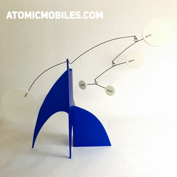 Magnifique mobile de table mod bleu et blanc - The Moderne Stabile - par AtomicMobiles.com