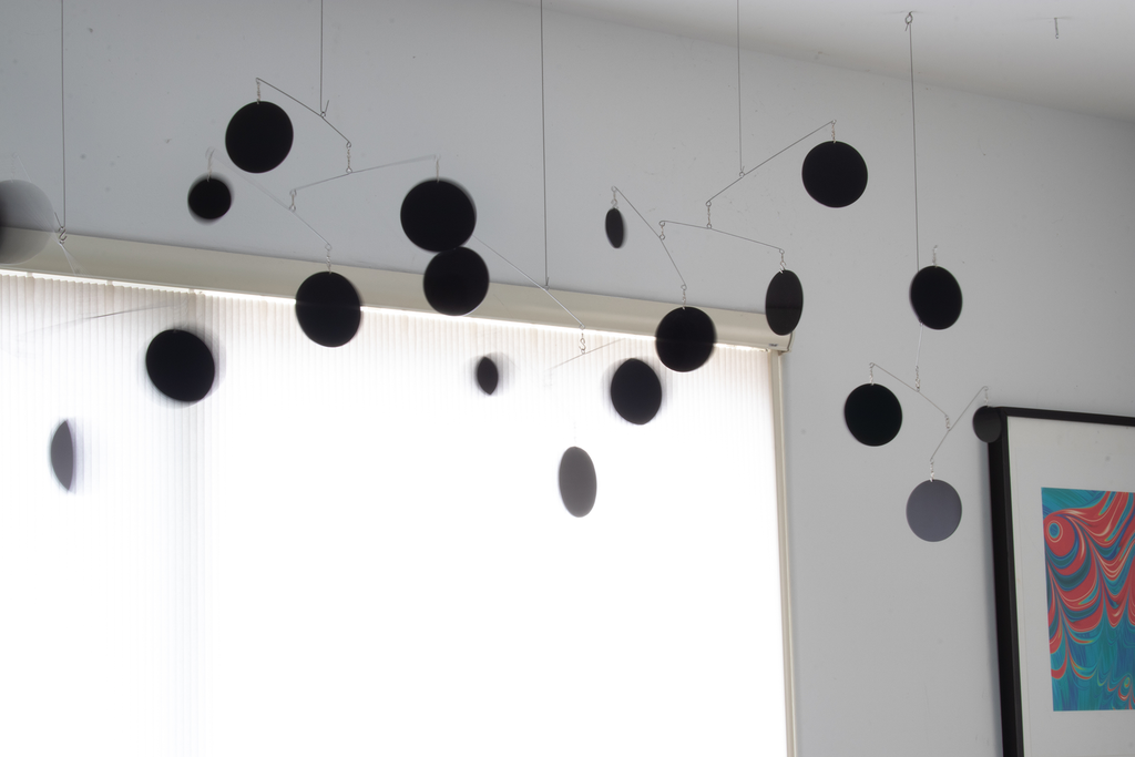 Magnifiques cercles noirs - Grand mobile d’art suspendu cinétique par AtomicMobiles.com