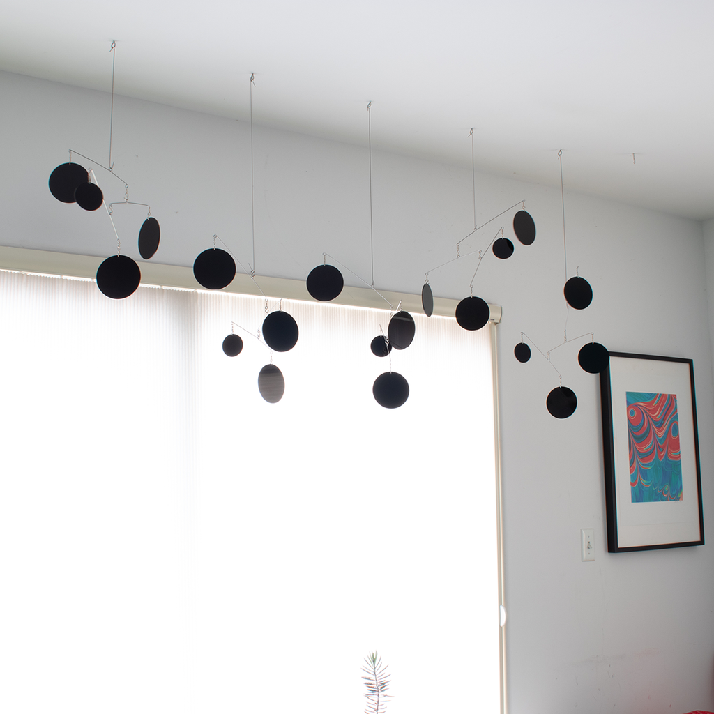 Superbes mobiles atomiques noirs avec art abstrait par AtomicMobiles.com