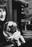 Debbie de AtomicMobiles.com con un lindo perro pug