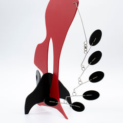 Vue arrière du singe de la collection KinetiCats en noir et rouge - l'une des 12 sculptures modernes et mignonnes d'art animalier abstrait Kinetic Stabiles inspirées de Dada et de l'art de style moderne du milieu du siècle par AtomicMobiles.com