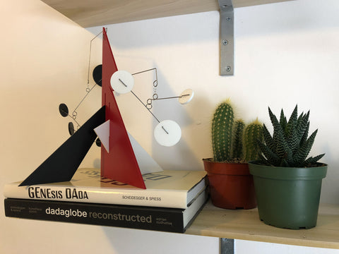 Sculpture stable d'art moderne Quatorze par AtomicMobiles.com avec des livres et des plantes succulentes et cactus
