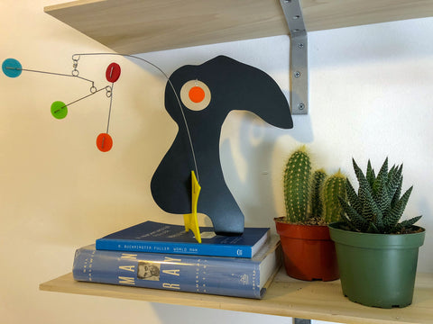 Escultura estable de arte moderno de pájaro con libros y plantas suculentas y cactus de AtomicMobiles.com