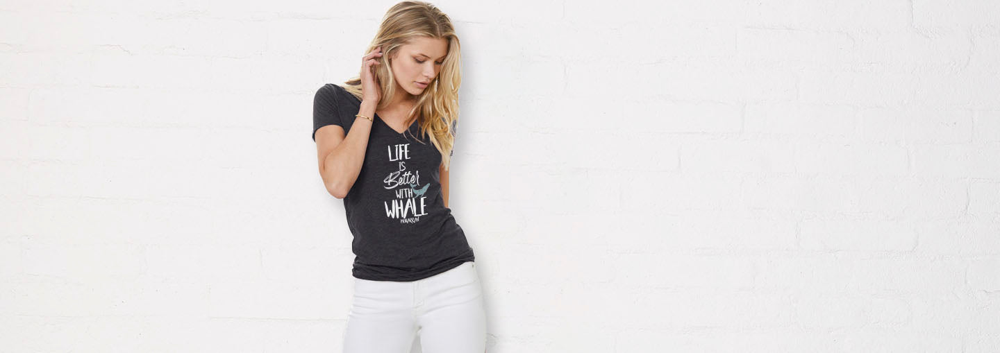 Tee shirts à col V pour femme life is better with whale