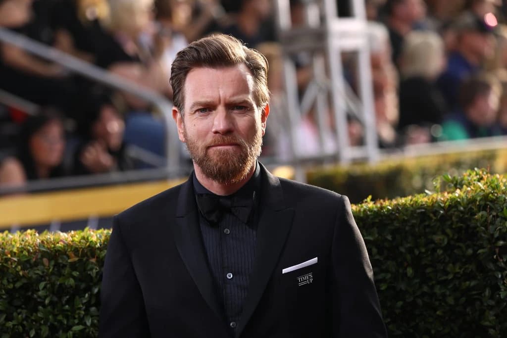 Image of actor Ewen McGregor wearing a Time's Up enamel pin