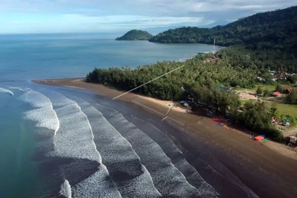 pemandangan pantai air manis dari ketinggian