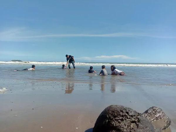 anak anak bermain air di tepi pantai pasir jambak