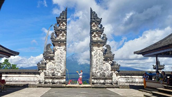 pemandangan pura penataran agung lempuyang