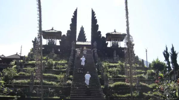 pemandangan anak tangga menuju pura gelap