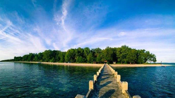 pemandangan pantai di pulau hoga