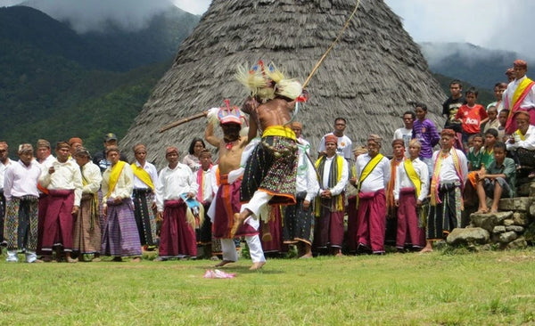 pelaksanaan upacara penti di desa wae rebo yang dihadiri oleh para pengunjung