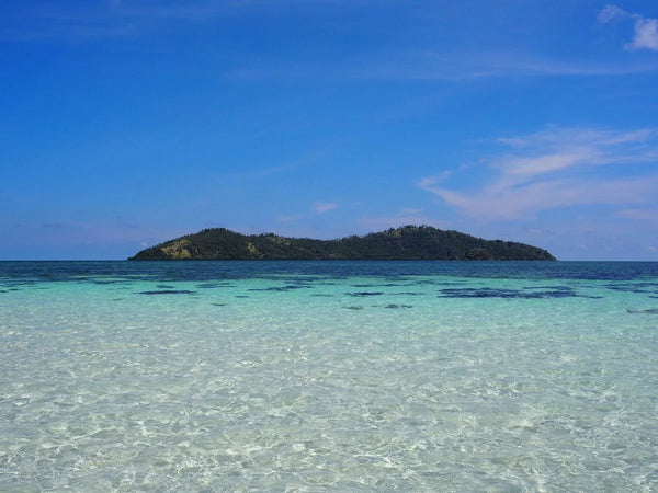 pemandangan air yang sangat jernih di pulau nain