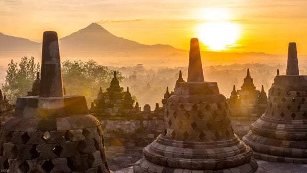 keindahan pemandangan sunset dari candi borobudur