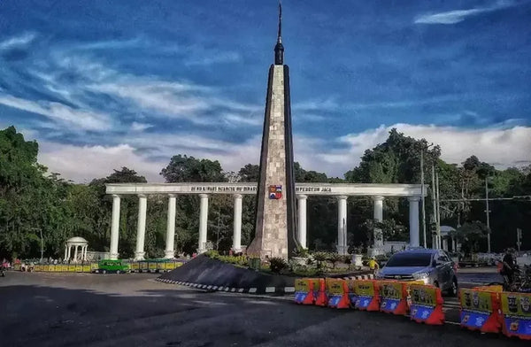 pemandangan salah satu tugu di kota bogor dengan cuaca mendung