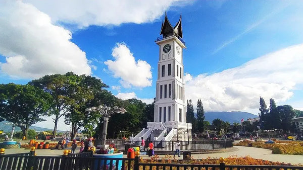 pemandangan di sekitar tugu jam gadang yang ikonik di bukittinggi