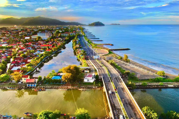 pemandangan kota padang dengan tepian pantai yang indah di pagi hari