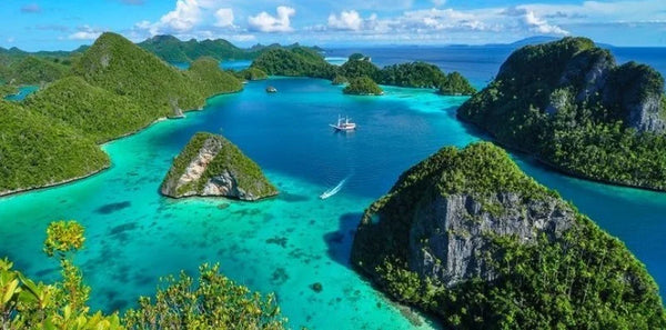 keindahan perairan yang jernih di raja ampat