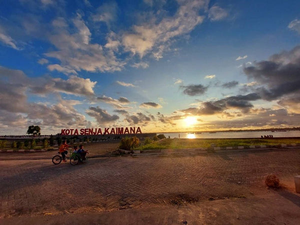 pemandangan sunset di kota senja kaimana