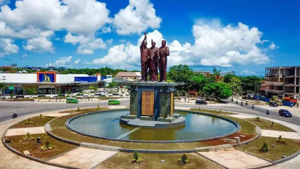 pemandangan monumen tirosa yang ikonik di kota kupang