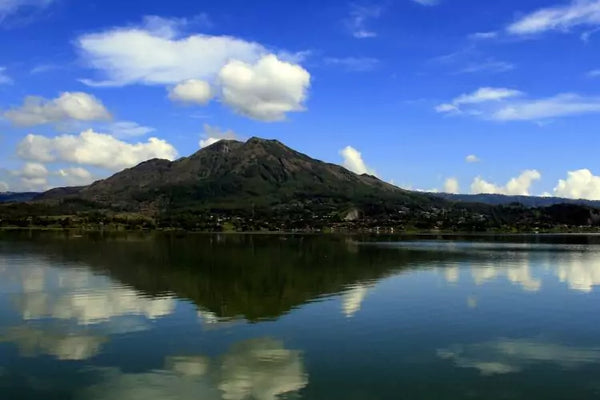 suasana tenang dan damai di danau batur dengan latar belakang gunung batur