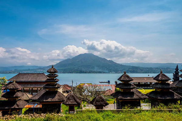 pemandangan dari desa trunyan yang unik berlatarkan gunung megah