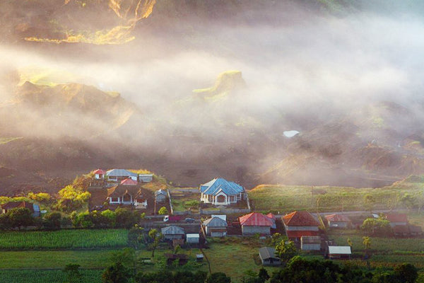pemandangan indah desa pinggan yang berkabut di pagi hari