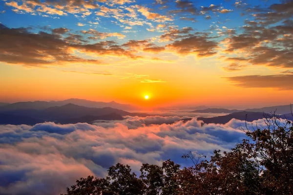 pemandangan sunrise yang sangat indah dari atas awan