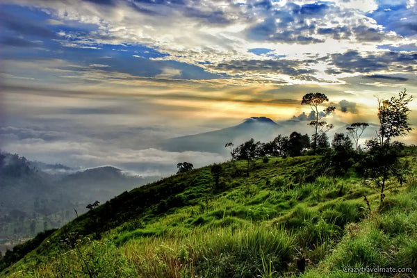 indahnya pemandangan langit di puncak gunung artapela