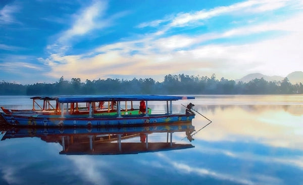 pemandangan kapal diatas danau situ cileunca