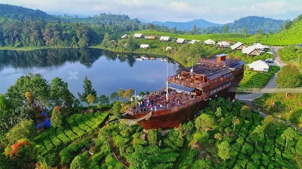pemandangan situ patenggang dengan restoran berbentuk kapal di tepi danaunya